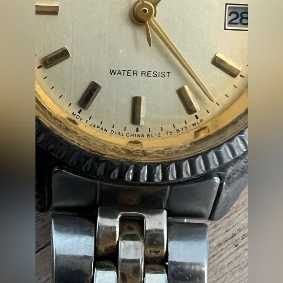 Q&Q Ladies Watch Two Tone Stainless Bracelet Gold Tone Dial Date Window - Picture 7 of 13